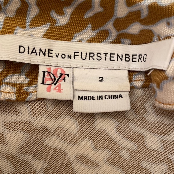 Sophisticated Diane von Furstenberg Wrap Dress - Picture 3 of 5